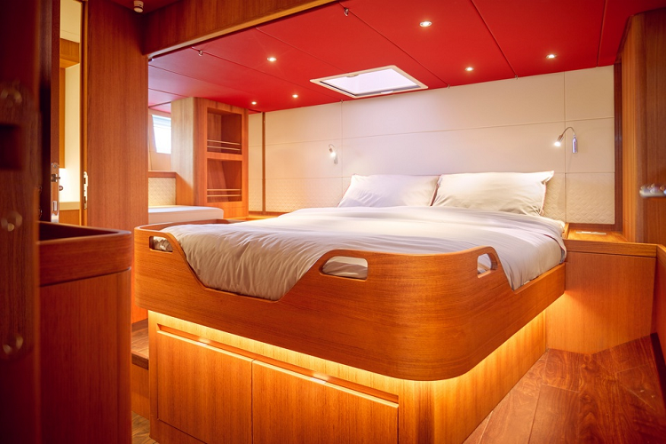 Mẫu du thuyền có một phòng ăn chung, một phòng ngủ lớn và một phòng ngủ nhỏ với nhiều tiện ích cao cấp dành cho 3 người.