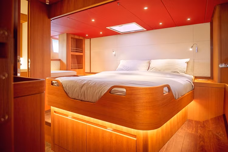 Mẫu du thuyền có một phòng ăn chung, một phòng ngủ lớn và một phòng ngủ nhỏ với nhiều tiện ích cao cấp dành cho 3 người.
