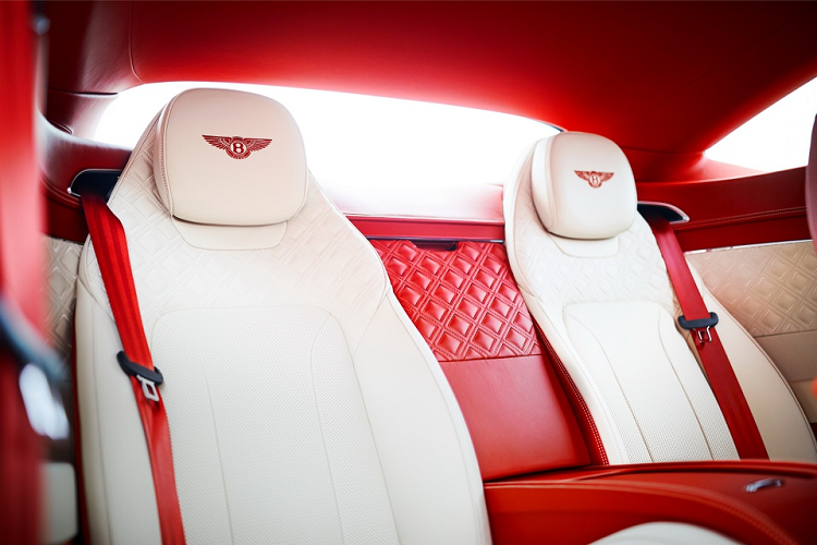 Bentley Continental GT V8 được trang bị động cơ tăng áp kép V8 4.0L, sản sinh công suất 542 mã lực và mô-men xoắn 770 Nm. Mẫu xe siêu sang này có khả năng tăng tốc 0-100 km/h trong 4 giây và đạt tốc độ tối đa 318 km/h.