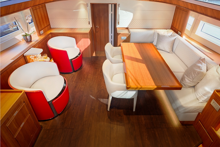 Cabin của chiếc Contest 59CS mang phong cách thiết kế tương tự nội thất của chiếc Bentley với các điểm nhấn trang tri màu đỏ, đi cùng lót sàn và những vật dụng làm từ gỗ cho cảm giác vừa ấm cúng, vừa sang trọng.