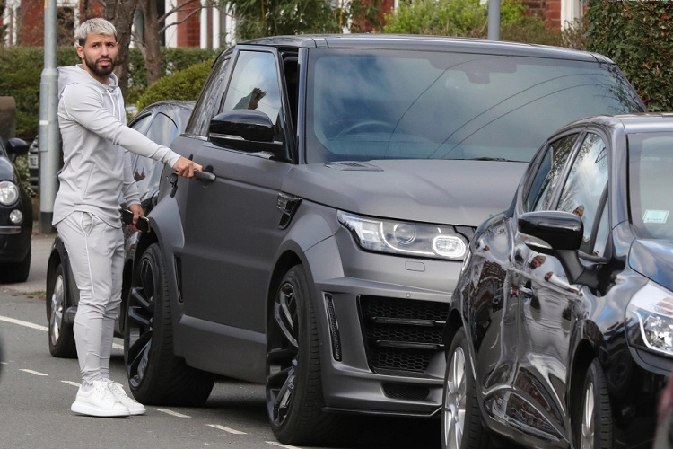 Chiếc Range Rover của Aguero tặng nhân viên Man City là mẫu xe mà tiền đạo sử dụng cho đến lúc rời câu lạc bộ. Trước đó, anh cũng có một chiếc Range Rover khác nhưng giá trị lên đến 150.000 bảng. Đó là bản độ đến từ Lumma với tên gọi CLR SV. Ảnh: Eamonn/James Clarke.