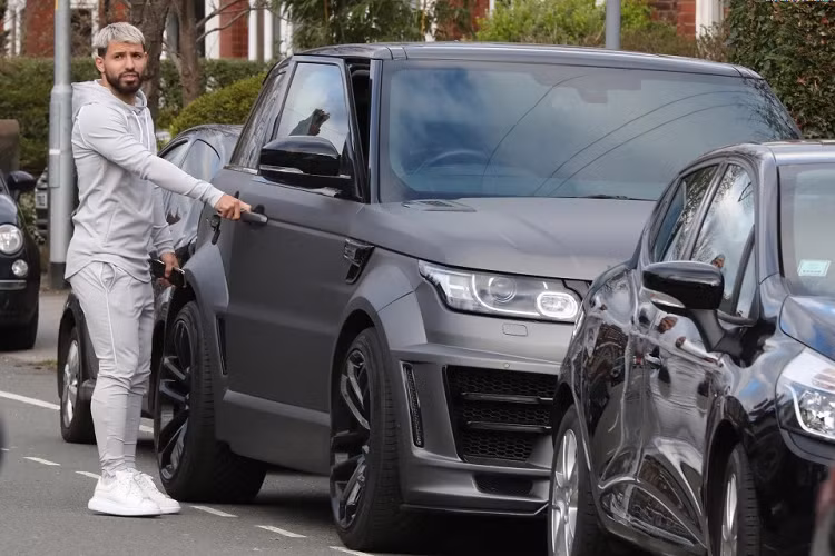 Chiếc Range Rover của Aguero tặng nhân viên Man City là mẫu xe mà tiền đạo sử dụng cho đến lúc rời câu lạc bộ. Trước đó, anh cũng có một chiếc Range Rover khác nhưng giá trị lên đến 150.000 bảng. Đó là bản độ đến từ Lumma với tên gọi CLR SV. Ảnh: Eamonn/James Clarke.