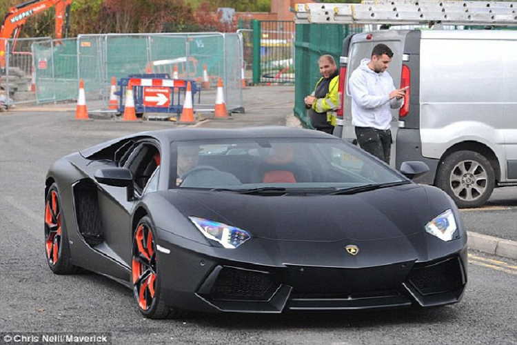 Siêu bò này được trang bị động cơ hút khí tự nhiên V12 6.5L, cho công suất 700 mã lực và mô-men xoắn 690 Nm. Theo Lamborghini, siêu xe chỉ mất 2,9 giây để tăng tốc 0-100 km/h trước khi đạt tốc độ tối đa 350 km/h. Aventador là siêu xe khá phổ biến tại Việt Nam khi xuất hiện đầy đủ phiên bản. Ảnh: Chris Neill/Maverick.