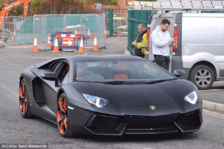 Siêu bò này được trang bị động cơ hút khí tự nhiên V12 6.5L, cho công suất 700 mã lực và mô-men xoắn 690 Nm. Theo Lamborghini, siêu xe chỉ mất 2,9 giây để tăng tốc 0-100 km/h trước khi đạt tốc độ tối đa 350 km/h. Aventador là siêu xe khá phổ biến tại Việt Nam khi xuất hiện đầy đủ phiên bản. Ảnh: Chris Neill/Maverick.