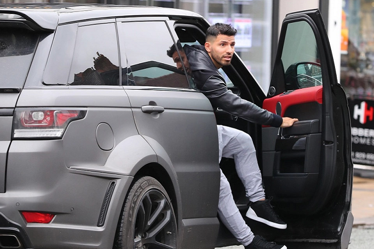 So với chiếc Range Rover tiêu chuẩn, Lumma CLR SV có thân xe hầm hố hơn nhờ bộ bodykit thân rộng với ca-pô, cản trước, vòm bánh xe và cản sau làm bằng sợi carbon. Ảnh: Eamonn/James Clarke