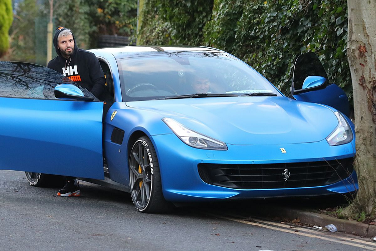 Năm 2018, trong chuyến du lịch đến Los Angeles (Mỹ), Aguero đã thuê một chiếc Ferrari tự lái và bị cuốn hút bởi thương hiệu này. Sau đó, tiền đạo này mua chiếc GTC4 Lusso trị giá 250.000 bảng. Ảnh: Eamonn/James Clarke.