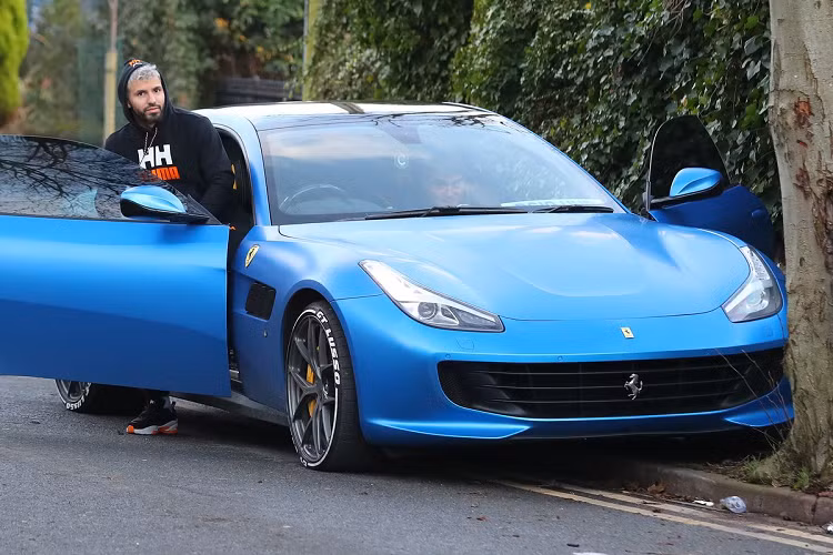 Năm 2018, trong chuyến du lịch đến Los Angeles (Mỹ), Aguero đã thuê một chiếc Ferrari tự lái và bị cuốn hút bởi thương hiệu này. Sau đó, tiền đạo này mua chiếc GTC4 Lusso trị giá 250.000 bảng. Ảnh: Eamonn/James Clarke.