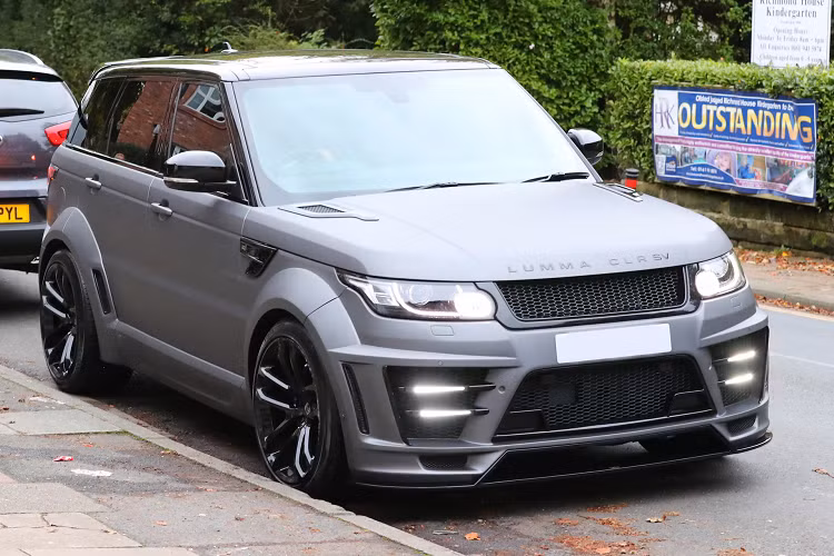 Chiếc SUV sử dụng động cơ siêu nạp V8 5.0L cho ra công suất 680 mã lực và mô-men xoắn 681 Nm. Động cơ này đã được tinh chỉnh tăng thêm 130 mã lực so với sức mạnh 550 mã lực của xe nguyên bản. Ảnh: Eamonn/James Clarke.