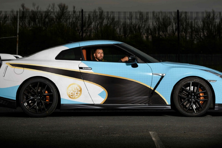 Nissan GT-R sử dụng động cơ tăng áp kép V8 3.8L, sản sinh công suất 565 mã lực và mô-men xoắn 633 Nm. Tại Anh, GT-R có giá 90.000 bảng. Ảnh: Torque.