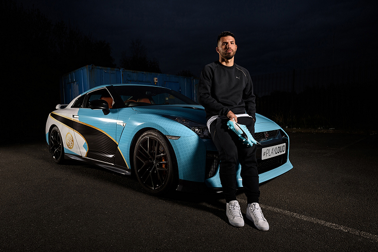 Để chuẩn bị cho trận derby thành Manchester vào năm 2017, Aguero đã đặt hãng Puma làm riêng đôi giày đặc biệt. Tiền đạo này xuất hiện cùng đôi giày bên chiếc Nissan GT-R được dán họa tiết tương tự đôi giày. Ảnh: Torque.