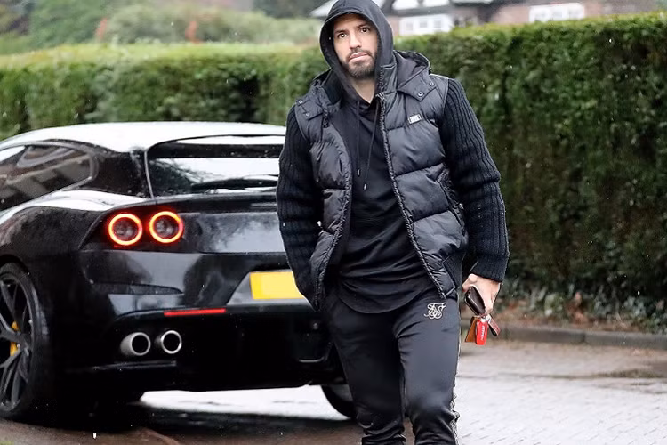 Khi còn thi đấu cho Manchester City, Aguero là cầu thủ chơi siêu xe đình đám nhất câu lạc bộ này. Với mức lương hơn 200.000 bảng/tuần, "Kun" không tiếc tiền với những chiếc xe đắt giá. Ảnh: Eamonn/James Clarke.