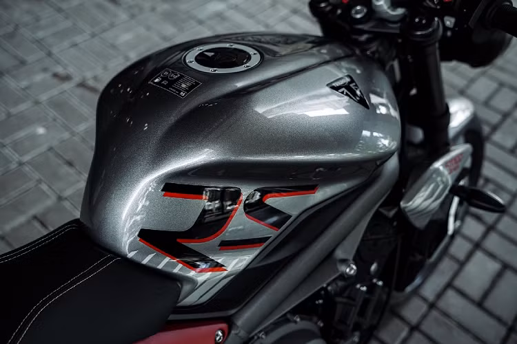 Việc cắt giảm trọng lượng được thực hiện bên trong khối động cơ khi giảm được 7 kg, bộ khung mới cũng giúp giảm được 10 kg. Khung gầm bằng nhôm mới nhẹ hơn 17% so với trên 1050 và đẩy động cơ về phía trước, hạ xuống thấp hơn và pin lithium-ion mới giúp tiết kiệm trọng lượng hơn nữa.