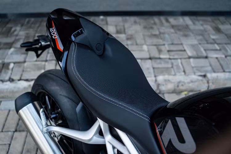 Triumph Speed Triple 1200 RS được trang bị những thông số kỹ thuật cao cấp dành cho racer. Có thể kể đến như phanh Brembo Stylema mới, lốp Metzeler RACETEC RR, hệ thống treo Ohlins hiệu suất tuyệt vời và chế độ lái “Track - Đường đua” được nâng cấp tối đa.