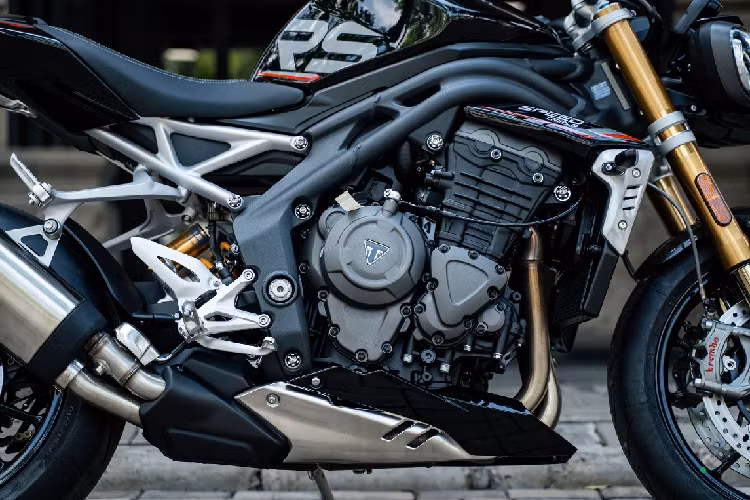 Với những bước tiến về hiệu năng, Speed Triple 1200 RS thế hệ mới nhất sở hữu động cơ 3 xy-lanh 1.160cc mang những cải tiến vượt bậc nhờ bàn tay của đội ngũ phát triển động cơ Moto2 của Triumph, đảm bảo mang đến mức công suất và mô-men xoắn mạnh mẽ, sẳn sàng chinh phục đường đua. Động cơ sản sinh công suất 177 mã lực tại 10.750 vòng/phút và mô-men xoắn cực đại 125 Nm tại 9.000 vòng/phút.