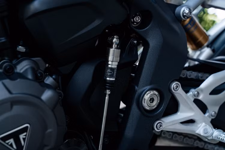 Hộp số 6 cấp trang bị tiêu chuẩn với bộ ly hợp trợ lực và trượt nhẹ hơn, thiết kế bánh răng xếp chồng lên nhau cho phép chuyển số mượt mà hơn so với Speed Triple 1050. Speed Triple 1200 RS 2021 cũng nhẹ hơn đáng kể so với bản 1050, trọng lượng ướt 198 kg, giảm 10 kg so với bản trước