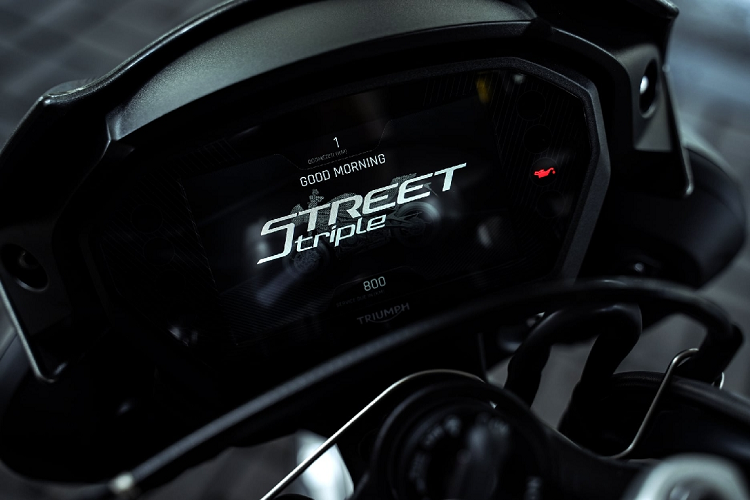 Các thiết bị hỗ trợ lái xe nổi bật gồm có hệ thống kiểm soát hành trình, kiểm soát độ nâng bánh xe và hệ thống kết nối My Triumph, sử dụng điện thoại thông minh của người lái và Bluetooth để điều khiển điều hướng, camera GoPro, điện thoại, nhắn tin… Màn hình TFT-LCD 5 inch mới có hai chế độ hiển thị, với màn hình đo tốc độ có thể vuốt sang bên để hiển thị bất kỳ thông tin bổ sung nào cần thiết.