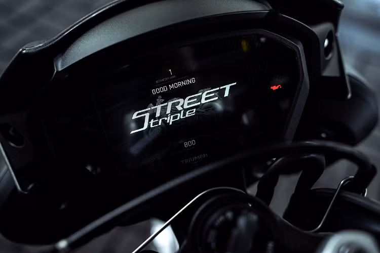 Các thiết bị hỗ trợ lái xe nổi bật gồm có hệ thống kiểm soát hành trình, kiểm soát độ nâng bánh xe và hệ thống kết nối My Triumph, sử dụng điện thoại thông minh của người lái và Bluetooth để điều khiển điều hướng, camera GoPro, điện thoại, nhắn tin… Màn hình TFT-LCD 5 inch mới có hai chế độ hiển thị, với màn hình đo tốc độ có thể vuốt sang bên để hiển thị bất kỳ thông tin bổ sung nào cần thiết.