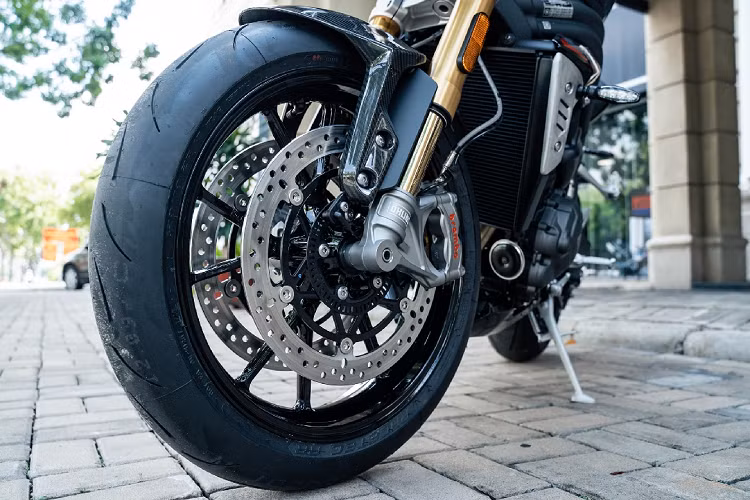 Hệ thống phanh sử dụng kẹp phanh Brembo Stylema, bốn pít-tông gắn xuyên tâm với đĩa phanh 320 mm nhẹ hơn, mang lại hiệu suất phanh cấp độ đường đua trong khi bộ kẹp pít-tông đơn được sử dụng ở bánh sau.