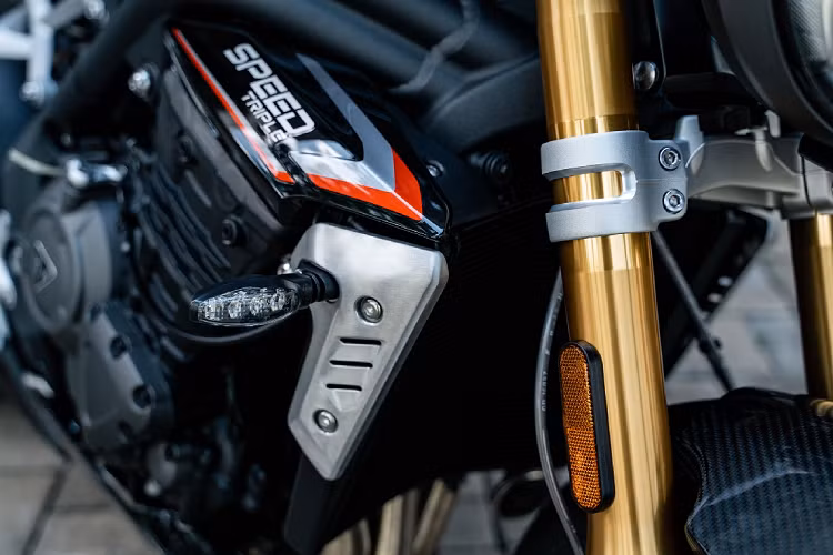 Bộ thiết bị điện tử trên Speed Triple 1200 RS 2021 bao gồm ABS khi vào cua với mô-đun Continental MIB-EVO ABS mới và đơn vị đo lường quán tính sáu trục. Có bốn cấp độ kiểm soát lực kéo gồm Rain, Road, Sport và Track, cùng với năm chế độ lái có thể tùy chỉnh gồm Rain, Road, Sport, Track và Rider.