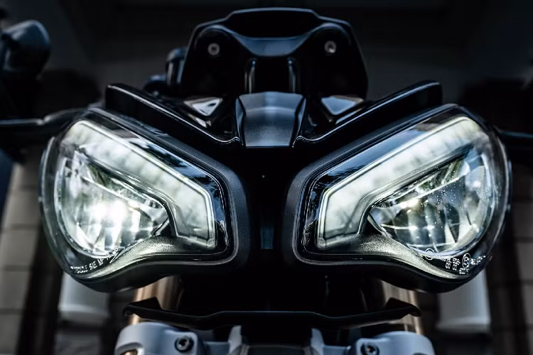 Hệ thống đèn LED được sử dụng xuyên suốt trên mẫu xe naked-bike Triumph Speed Triple 1200 RS phiên bản 2021, với đèn pha hoàn toàn mới có LED định vị. Các tiện nghi khác bao gồm khởi động không cần chìa khóa cũng như tay cầm có sưởi tùy chọn.