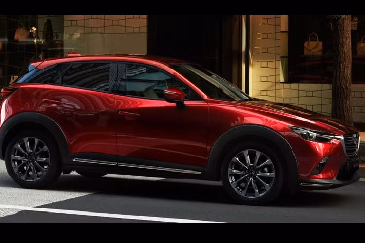 Bên cạnh đó, xe vẫn nhận được 6 túi khí, chống bó cứng phanh ABS, kiểm soát ổn định thân xe, hệ thống phân phối lực phanh điện tử EBD, hỗ trợ phanh, kiểm soát lực kéo, tín hiệu dừng khẩn cấp, hỗ trợ leo dốc, phanh đỗ xe điện tử với tính năng tự động giữ, khóa tự động, cảnh báo thắt dây an toàn cho tất cả các ghế và neo ghế trẻ em Isofix.