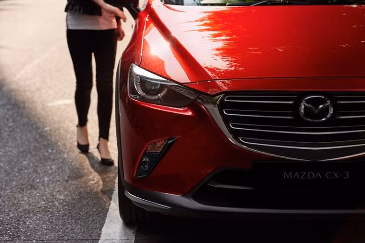 Không có thay đổi nào xảy ra dưới nắp ca-pô nhưng Mazda CX-3 bản cập nhật được bổ sung công nghệ vô hiệu hóa xi-lanh i-Stop của Mazda giúp tiết kiệm nhiên liệu và Hệ thống kiểm soát vận hành G-Vectoring (GVC) giúp cải thiện cảm giác lái.