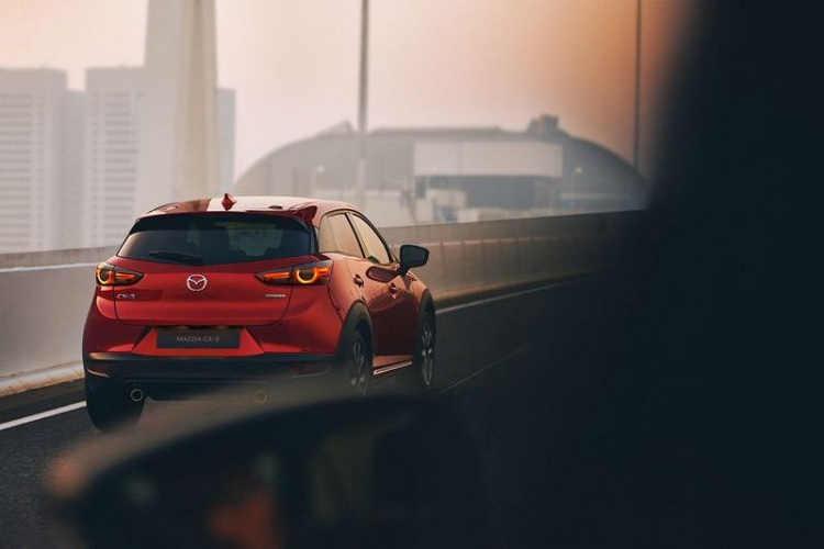 Thiết kế của Mazda CX-3 2021 cũng không có gì mới, vẫn giống bản nâng cấp được giới thiệu vào năm 2018. Trang bị ngoại thất tiêu chuẩn của xe gồm la-zăng 18 inch kèm lốp 215/50, hệ thống đèn LED (đèn pha tự động, đèn chạy ban ngày, đèn sương mù phía trước và đèn hậu), cần gạt nước mưa cảm biến, mở cửa không cần chìa, cửa sổ trời có trợ lực, phim cách nhiệt Skytint và 8 cảm biến đỗ xe (bốn phía trước và bốn phía sau).