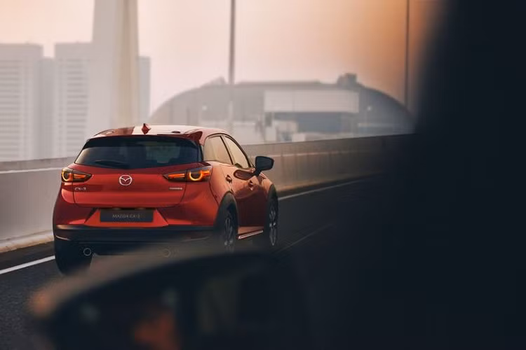 Thiết kế của Mazda CX-3 2021 cũng không có gì mới, vẫn giống bản nâng cấp được giới thiệu vào năm 2018. Trang bị ngoại thất tiêu chuẩn của xe gồm la-zăng 18 inch kèm lốp 215/50, hệ thống đèn LED (đèn pha tự động, đèn chạy ban ngày, đèn sương mù phía trước và đèn hậu), cần gạt nước mưa cảm biến, mở cửa không cần chìa, cửa sổ trời có trợ lực, phim cách nhiệt Skytint và 8 cảm biến đỗ xe (bốn phía trước và bốn phía sau).