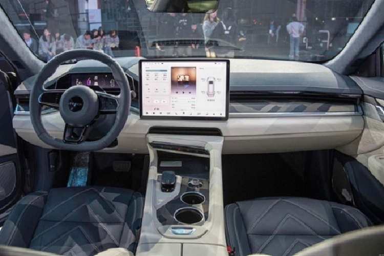 Về thiết kế, Zeekr 001 có thiết kế khá giống với mẫu xe concept Lynk &amp; Co Zero. Do đó, xe có những nét thiết kế đặc trưng của thương hiệu Lynk &amp; Co cũng thuộc hãng mẹ Geely như đèn LED định vị ban ngày với thiết kế 2 dải nằm song song với nhau. Trong khi dải đèn LED định vị ban ngày nằm nằm hai bên nắp ca-pô thì đèn pha chính lại được đặt bên dưới. Tiếp đến là cụm đèn hậu LED toàn phần, nối với nhau bằng dải đèn LED ở giữa. Ở giữa 2 cụm đèn hậu là tem chữ nổi "Zeekr".