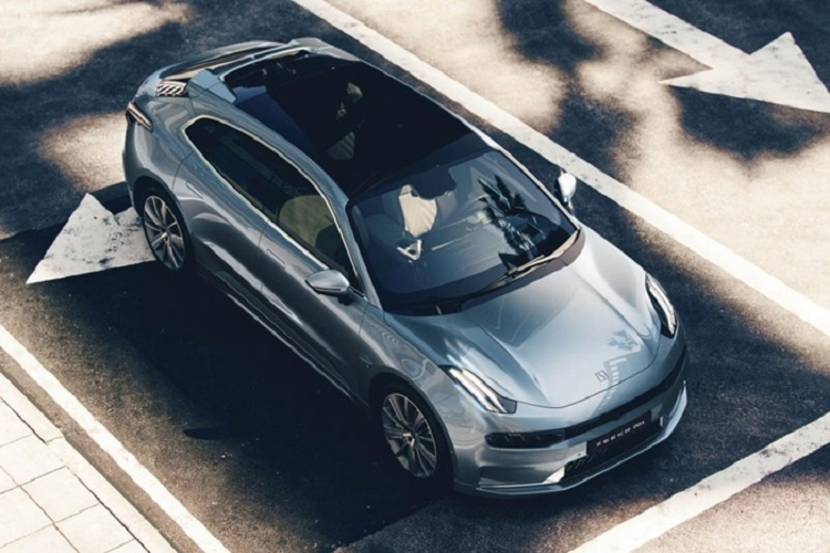 Những trang bị đáng chú ý khác của Zeekr 001 bao gồm hệ thống âm thanh vòm Yamaha 14 loa, màn hình hiển thị thông tin kính lái 14,7 inch và ghế trước/sau chỉnh điện tiêu chuẩn. Trong khi đó, ghế có tính năng mát-xa, bọc da Nappa và Alcantara là trang bị tùy chọ