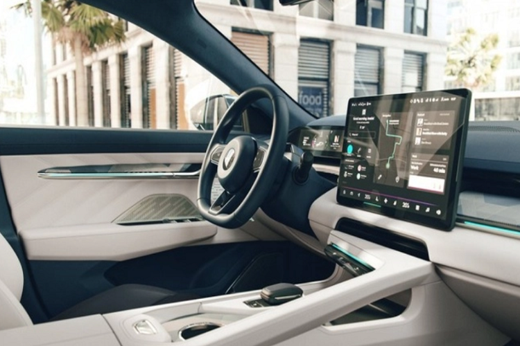 Sự khác biệt lớn nhất giữa Zeekr 001 và Lynk &amp; Co Zero chính là camera bổ sung trên cản trước ở phiên bản cao cấp nhằm hỗ trợ các hệ thống an toàn của xe. Đặc biệt, Zeekr 001 còn có cửa chỉnh điện, sẽ mở ra khi cảm nhận có người đến gần và đóng tự động. Tiến vào bên trong mẫu ôtô điện Trung Quốc này, chúng ta sẽ được chào đón bằng mặt táp-lô thấp với vô lăng vát đáy thể thao, cụm điều khiển trung tâm bao quanh người lái, màn hình cảm ứng 15,4 inch của hệ thống thông tin giải trí và màn hình 8,8 inch trong bảng đồng hồ.