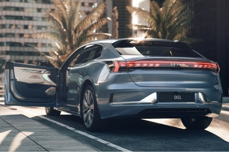 Chưa hết, hệ điều hành Zeekr trên xe còn cung cấp tính năng ra lệnh bằng giọng nói AI Mate và nhận diện khuôn mặt. Nhờ đó, xe có thể tự động chuyển sang các cài đặt yêu thích của từng người lái. Ngoài ra, hãng Zeekr còn hứa hẹn sẽ nâng cấp phần mềm của xe qua WiFi mỗi quý 1 lần để mang đến những tính năng mới nhất cho người dùng.