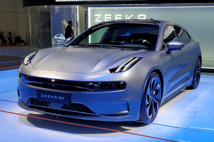 Ngoài ra, Zeekr 001 còn có 2 loại pin 86 kWh và 100 kWh. Điều kỳ lạ là pin 86 kWh chỉ dành cho phiên bản AWD, giúp xe chạy được 526 km sau 1 lần sạc. Trong khi đó, cụm pin 100 kWh cho phép Zeekr 001 chạy được 606 km ở phiên bản AWD và 712 km ở phiên bản RWD. Zeekr 001 sẽ chỉ đi kèm hệ thống sạc 7 kW tại nhà. Tuy nhiên, xe vẫn tương thích với hệ thống sạc nhanh 360 kW. Theo nhà sản xuất, nếu sử dụng sạc nhanh, người dùng có thể chạy thêm 120 km sau 5 phút sạc.