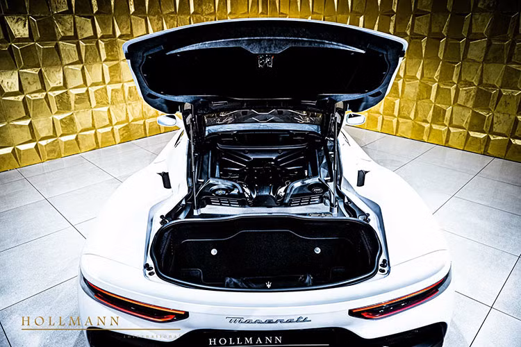 Chiếc siêu xe Maserati MC20 duy nhất ở đại lý Hollmann đang chào bán có bộ áo sơn màu trắng Bianco Audace mờ cùng với đó là hàng loạt tùy chọn carbon ở ngoại thất mang đến cho xe ngoại hình đẹp mắt. Đó là chưa kể bộ mâm xe sơn đen bóng.