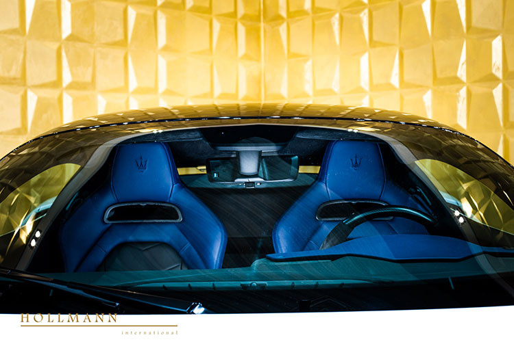 Phía sau tay lái của xe là cặp lẫy số bằng carbon nhám và còn có bảng đồng hồ kích thước lên đến 10 inch giúp người lái dễ dàng nắm bắt các thông số. Ngoài ra, xe Maserati MC20 còn sở hữu màn hình cảm ứng 10 inch của hệ thống thông tin giải trí.