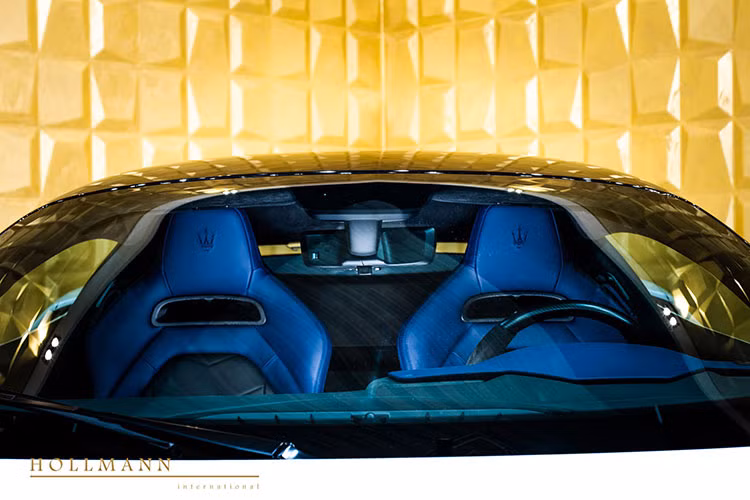 Phía sau tay lái của xe là cặp lẫy số bằng carbon nhám và còn có bảng đồng hồ kích thước lên đến 10 inch giúp người lái dễ dàng nắm bắt các thông số. Ngoài ra, xe Maserati MC20 còn sở hữu màn hình cảm ứng 10 inch của hệ thống thông tin giải trí.