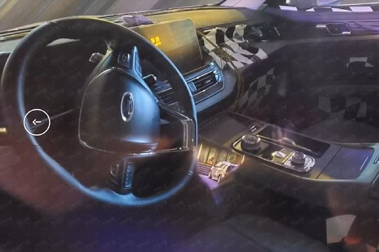 "Trái tim" của Ford Equator Sport 2022 là động cơ xăng EcoBoost 4 xi-lanh, tăng áp, dung tích 1.5L, sản sinh công suất tối đa 170 mã lực và mô-men xoắn cực đại 260 Nm. Đây là động cơ mới do liên doanh JMC-Ford sản xuất và Ford Equator Sport cũng là mẫu xe đầu tiên sử dụng động cơ này. 