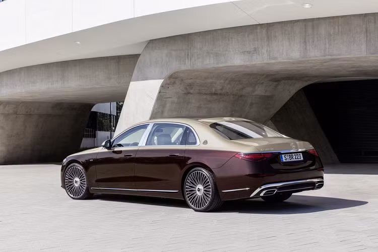 Ở Mercedes-Maybach S680 2022 hoàn toàn mới này, khối động cơ của xe dùng bộ tăng áp kép được chế tạo thủ công và có dung tích 6.0L. Động cơ tạo ra công suất tối đa 621 mã lực và mô-men xoắn cực đại 1.001 Nm giống Mercedes-Maybach S650 cũ.