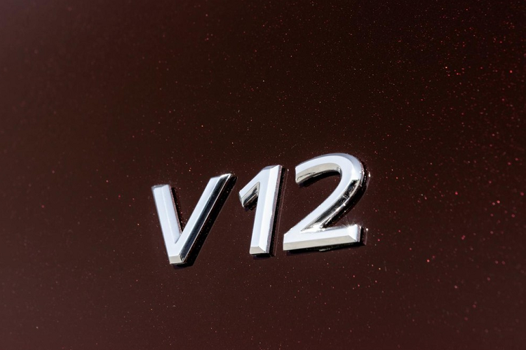 Dù được trang bị hệ dẫn động 4Matic nhưng Mercedes-Maybach S680 2022 trên thực tế vẫn dồn đến 69% mô-men xoắn vào cầu sau. Bên cạnh đó, mẫu xe siêu sang này còn được trang bị hệ thống đánh lái cầu sau để tăng khả năng xoay xở trên đường phố. Đây là trang bị cần thiết với một mẫu xe có chiều dài 5.469 mm và chiều dài cơ sở 3.396 mm.