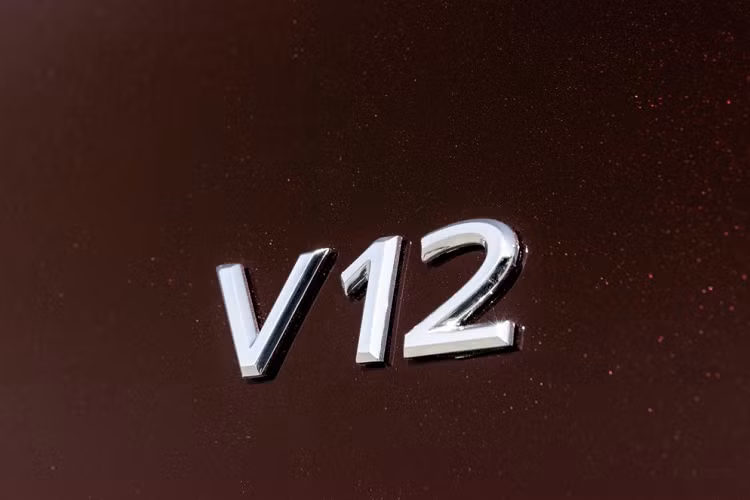 Dù được trang bị hệ dẫn động 4Matic nhưng Mercedes-Maybach S680 2022 trên thực tế vẫn dồn đến 69% mô-men xoắn vào cầu sau. Bên cạnh đó, mẫu xe siêu sang này còn được trang bị hệ thống đánh lái cầu sau để tăng khả năng xoay xở trên đường phố. Đây là trang bị cần thiết với một mẫu xe có chiều dài 5.469 mm và chiều dài cơ sở 3.396 mm.