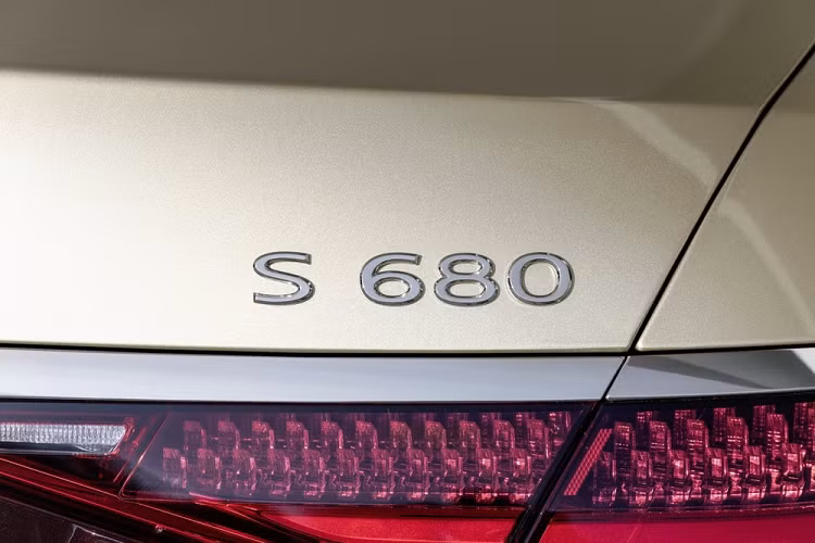 Sức mạnh được truyền tới bánh thông qua hộp số tự động 9 cấp và hệ dẫn động 4 bánh toàn thời gian 4Matic. Như vậy, đây là mẫu xe Mercedes-Benz S-Class đầu tiên có sự kết hợp giữa động cơ V12 và hệ dẫn động 4Matic.