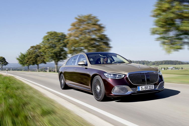 So với các bản còn lại trong dòng Mercedes-Maybach S-Class thế hệ mới, Mercedes-Maybach S680 2022 có một đặc điểm nhận dạng là tem V12 trên chắn bùn trước.