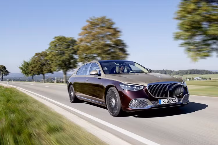 So với các bản còn lại trong dòng Mercedes-Maybach S-Class thế hệ mới, Mercedes-Maybach S680 2022 có một đặc điểm nhận dạng là tem V12 trên chắn bùn trước.