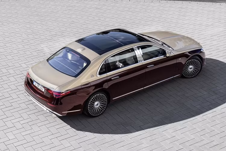 Hệ truyền động kể trên cho phép đối thủ của Bentley Flying Spur và Rolls-Royce Ghost có thể tăng tốc từ 0-96 km/h trong thời gian 4,4 giây trước khi đạt vận tốc tối đa giới hạn điện tử 209 km/h.