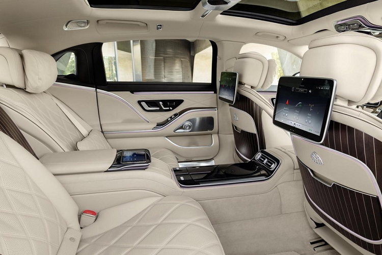 Cũng giống như các phiên bản còn lại của dòng Mercedes-Maybach S-Class 2021, mẫu xe này sẽ có bảng đồng hồ kỹ thuật số với màn hình 12,3 inch, màn hình 12,8 inch của hệ thống thông tin giải trí MBUX, ghế trước với đủ tính năng sưởi, làm mát và mát-xa.