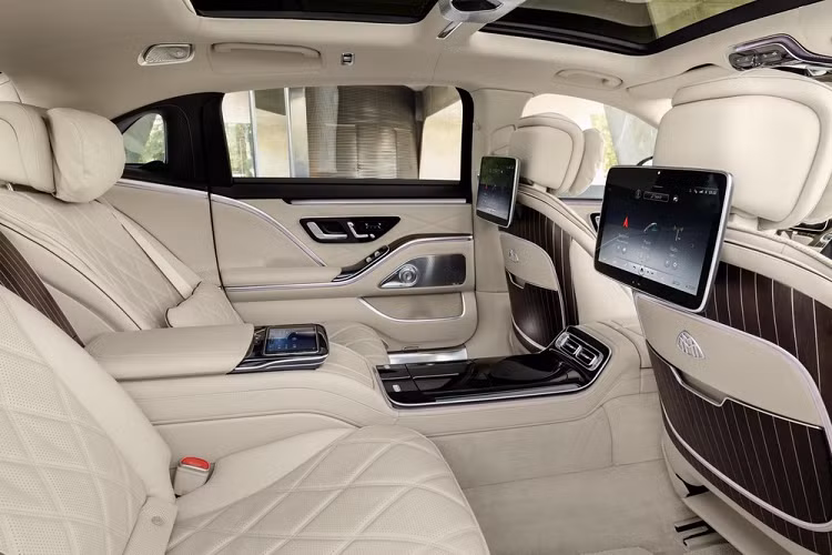 Cũng giống như các phiên bản còn lại của dòng Mercedes-Maybach S-Class 2021, mẫu xe này sẽ có bảng đồng hồ kỹ thuật số với màn hình 12,3 inch, màn hình 12,8 inch của hệ thống thông tin giải trí MBUX, ghế trước với đủ tính năng sưởi, làm mát và mát-xa.