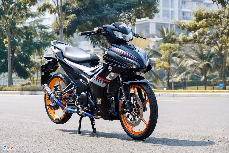 Ra mắt thị trường Việt Nam vào những ngày cuối năm 2020, Yamaha Exciter 155 VVA mới được lột xác hoàn toàn so với Exciter 150. Do đó, "vua côn tay" được sự quan tâm khá lớn từ giới độ xe. Đến nay, có không dưới 3 bản độ dựa trên Exciter 155 được ra lò. Mới đây, một biker tại TP.HCM vừa hoàn thiện bản độ Exciter 155 đắt giá.