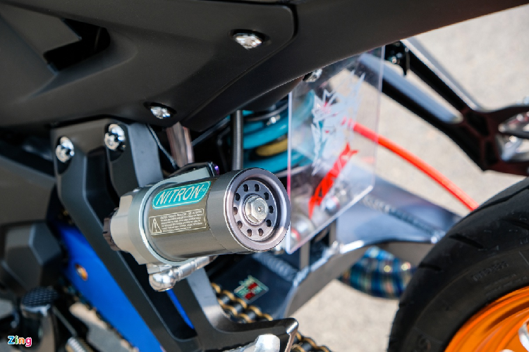 Giảm xóc sau của xe đến từ thương hiệu Nitron có giá khoảng 25 triệu đồng. Sau Ohlins, Nitron là thương hiệu giảm xóc cao cấp được ưa chuộng nhất hiện nay dù giá thành đắt đỏ.