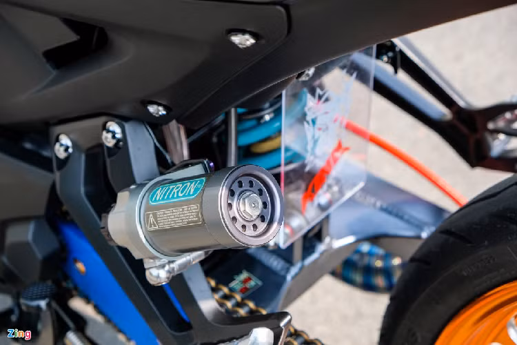 Giảm xóc sau của xe đến từ thương hiệu Nitron có giá khoảng 25 triệu đồng. Sau Ohlins, Nitron là thương hiệu giảm xóc cao cấp được ưa chuộng nhất hiện nay dù giá thành đắt đỏ.