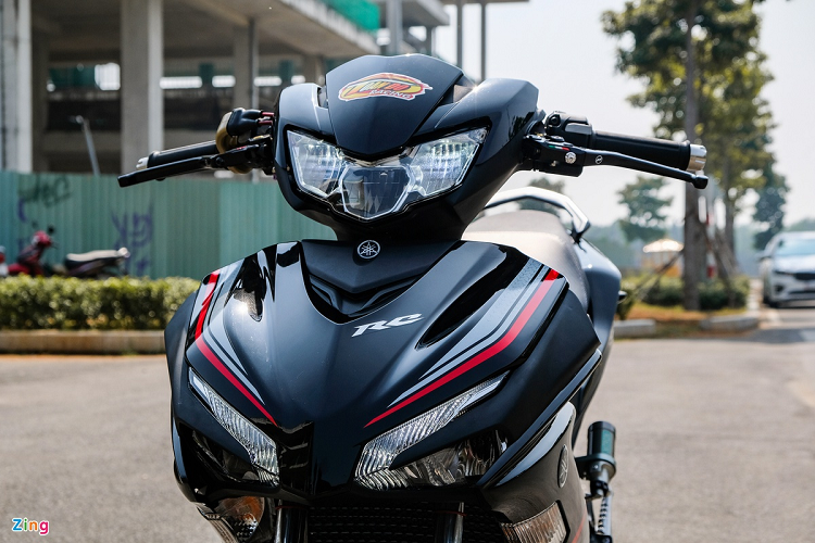 Thoạt nhìn, bạn sẽ nghĩ đây là bản độ dựa trên chiếc xe côn tay Yamaha Exciter 150 khi cụm đèn trên ghi-đông được thay bằng đèn kiểu 3 khoang. Theo chủ xe, chiếc Exciter 155 sẽ liền mạch hơn với hệ thống đèn của Exciter 150. Theo quan điểm cá nhân, tôi thấy sự thay đổi này khá hợp lý khi chiếc xe trở nên cứng cáp hơn.